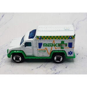 2000 Matchbox Medic M3 White Ambulance Diecast Emergency Vehicle